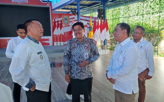 Gubernur, H Muhidin (kiri) saat menerima rombongan Pengurus PW) Kalsel di kediaman pribadinya di Banjarmasin, Kamis (2/1/2025) (SuarIndonesia/SU)