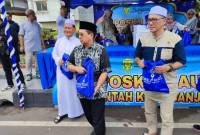 LAYANANAN KONSUMSI - Wali Kota Banjarmasin H Ibnu Sina didampingi Sekretaris Daerah (Sekda) Kota Banjarmasin, Ikhsan Budiman, Dirut Bank Kalsel, Fachrudin, Kepala Cabang Bank Kalsel Suriadi serta kepala SKPD Pemko Bajarmasin saat membaikan konsumsi gratis pada para pengendara roda dua hingga mobil penumpang.