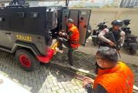 Kedua terdakwa usai sidang masuk mobil, Senin (6/1/2025). Mereka Andi Susanto dan Sugeng Wahyudi.. (SuarIndonesia/HD)