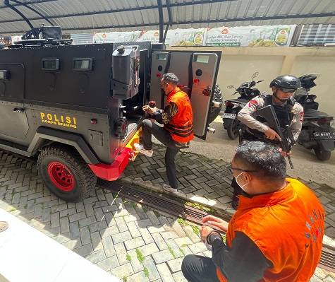 Kedua terdakwa usai sidang masuk mobil, Senin (6/1/2025). Mereka  Andi Susanto dan Sugeng Wahyudi.. (SuarIndonesia/HD)