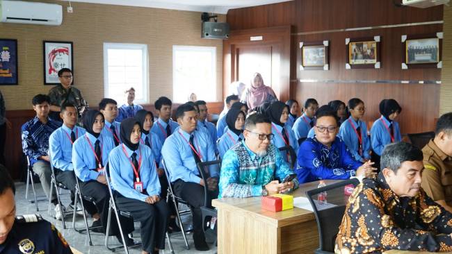 Wali Kota Banjarmasin Ibnu Sina resmi membuka Pelatihan Peserta Bahasa Jepang Batch 4 dalam program Caregiver kerjasama Pemerintah Kota Banjarmasin bersama Kaikoukai Healthcare Corporation, terpusat di Sekretariat PT Gunung Seribu Permata/Sekolah Bahasa Kaikoukai Kota Banjarmasin, Jalan Dharma Praja, Senin (6/1/2025). (SuarIndonesia/Ist)