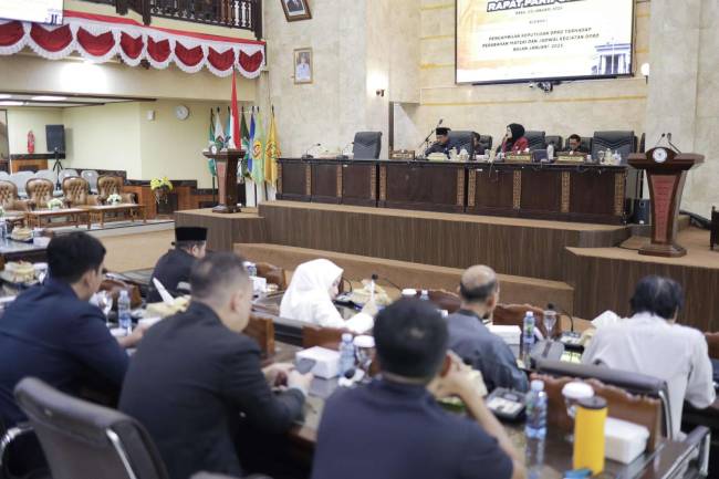 Penetapan lima orang tim seleksi (Timsel) Anggota Komisi Penyiaran Indonesia Daerah (KPID) Kalimantan Selatan (Kalsel) periode 2025 – 2028 pada rapat paripurna Dewan Perwakilan Rakyat Daerah (DPRD) Provinsi Kalsel. Rabu (8/1/2025). (SuarIndonesia/Ist)