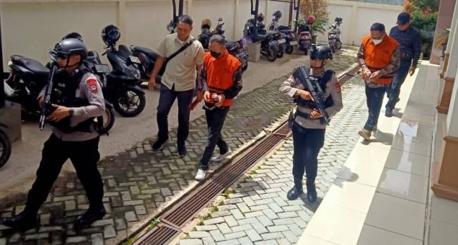 Majelis Hakim diketuai hakim Cahyono Riza Adrianto SH MH, pada putusan selan, menolak semua eksepsi kedua terdakwa Andi Susanta dan Sugeng Wahyudi, Kamis (9/1/2025). (SuarIndonesia/HD)