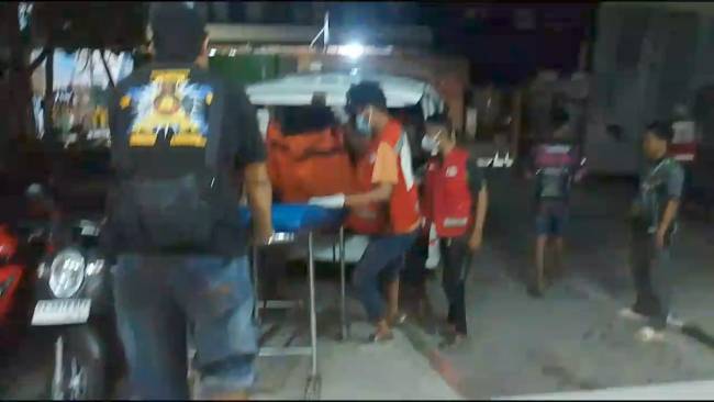 Jenazah dibawa ke Ruangan Instalasi  Pemulasaran Jenazah Rumah Sakit Umum Daerah (RSUD) Ulin Banjarmasin, untuk dilakukan visum, Kamis (9/1/2025) malam. (SuarIndonesia/DO)