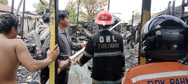 Lokasi kebakaran di  Gang SMA 8 RT 23 RW 02 Alalak Selatan Banjarmasin Utara, Senin (13/1/2025), sekitar pukul 12.00 WITA. (SuarIndonesia/DO)