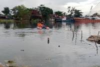 Seorang pria gegerkan warga diduga tenggelam di Sungai Alalak, tepatnya di dekat sandaran tongkang SPOB di kawasan Alalak Utara Banjarmasin Utara, Selasa (14/1/2025) sekitar pukul 16.00 WITA. (SuarIndonesia/DO)