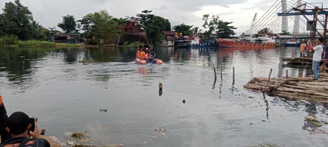 Seorang pria gegerkan warga diduga tenggelam di Sungai Alalak, tepatnya di dekat sandaran tongkang SPOB di kawasan Alalak Utara Banjarmasin Utara, Selasa (14/1/2025) sekitar pukul 16.00 WITA. (SuarIndonesia/DO)