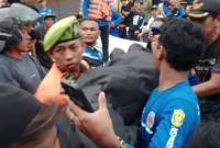 Setelah penyisiran tim penyelamat selama 15 menit, jasad pria Mr-X (belum diketahui identitasnya) yang bercebur dari Jembatan Sungai Alakan,  ditemukan anggota Water Rescue Banjarmasin, Selasa (14/1/2025), sekitar pukul 18.25 WITA. (SuarIndonesia/DO)