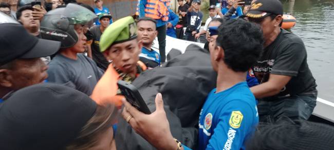 Setelah penyisiran tim penyelamat selama 15 menit, jasad pria Mr-X (belum diketahui identitasnya) yang bercebur dari Jembatan Sungai Alakan,  ditemukan anggota Water Rescue Banjarmasin, Selasa (14/1/2025), sekitar pukul 18.25 WITA. (SuarIndonesia/DO)