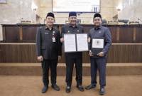 Rapat paripurna dipimpin Ketua DPRD Provinsi Kalsel, Dr (HC) H Supian HK, SH, MH didampingi wakil Ketua H Kartoyo dihadiri Pelaksana Harian (Plh) Gubernur Kalsel, Ir Roy Rizali Anwar, ST, MT di Banjarmasin Rabu (15/1/2025) (SuarIndonesia/HM)