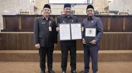 Rapat paripurna dipimpin Ketua DPRD Provinsi Kalsel, Dr (HC) H Supian HK, SH, MH didampingi wakil Ketua H Kartoyo dihadiri Pelaksana Harian (Plh) Gubernur Kalsel, Ir Roy Rizali Anwar, ST, MT di Banjarmasin Rabu (15/1/2025) (SuarIndonesia/HM)