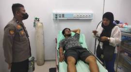 Korban yang terluka ketika dapat peratwan medis. (SuarIndonesia/Ist)