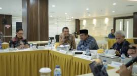 Wakil Ketua DPRD Kalsel, H. Kartoyo, mendampingi rombongan Komisi III disambut langsung Komite BPH Migas, Saleh Abdurahman dan Eman Salman, Kordinator Pengaturan BPH Migas Anwar Ropiq, Jumat (17/1/2025) 