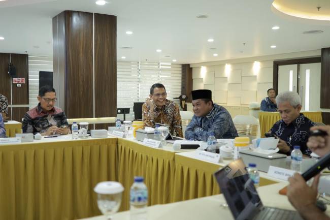 Wakil Ketua DPRD Kalsel, H. Kartoyo, mendampingi rombongan Komisi III disambut langsung Komite BPH Migas, Saleh Abdurahman dan Eman Salman, Kordinator Pengaturan BPH Migas Anwar Ropiq, Jumat (17/1/2025) 