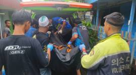 Jasad oleh tim Relawan Rescue gabungan, dievakuasi ke Ruangan Instalasi Pemulasaran Jenazah Rumah Sakit Umum Daerah (RSUD) Ulin Banjarmasin, Sabrtu (18/1/2025) (SuarIndonesia/ DO)
