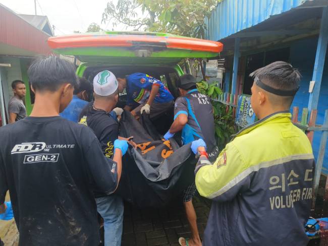 Jasad oleh tim Relawan Rescue gabungan, dievakuasi ke Ruangan Instalasi Pemulasaran Jenazah Rumah Sakit Umum Daerah (RSUD) Ulin Banjarmasin, Sabrtu (18/1/2025) (SuarIndonesia/ DO)