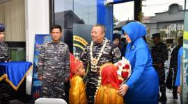 (Pangkoarmada Il), Laksda TNI Ariantyo Condrowibowo didampingi Ketua Daerah Jalasenastri Armada II, Ny. Dian Ariantyo Condrowibowo, kunjungan kerja ke Pangkalan Angkatan Laut (Lanal) Banjarmasin pada Minggu (19/1/2025). (SuarIndonesia/Ist)