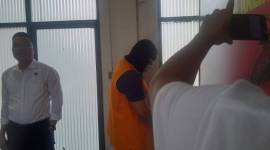 Rivaldo alias KIF, yang bertugas sebagai  Operartor dari gembong jaringan narkotika Internasional  Fredy Pratama alias Miming, yang pengendali di 8 Provinsi digiring Polda Kalimantan Selatan (Kalsel). (SuarIndonesia/ZI)