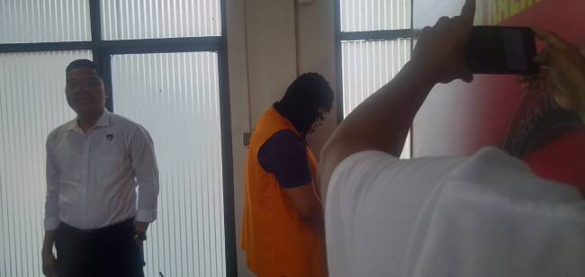 Rivaldo alias KIF, yang bertugas sebagai  Operartor dari gembong jaringan narkotika Internasional  Fredy Pratama alias Miming, yang pengendali di 8 Provinsi digiring Polda Kalimantan Selatan (Kalsel). (SuarIndonesia/ZI)