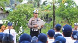 petugas mengunjungi SMPN 11 Kota Banjarmasin, Senin (20/1/2025). (SuarIndonesia/Its)