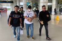 buronan, Irwan Baramuli kertika dibawa dari Jakarta ke Kabupaten HSU Kalsel. (SuarIndonesia/Ist()