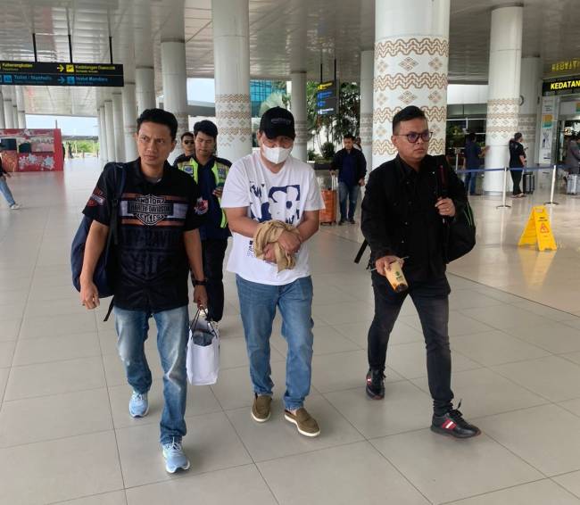 buronan, Irwan Baramuli kertika dibawa dari Jakarta ke Kabupaten HSU Kalsel. (SuarIndonesia/Ist()