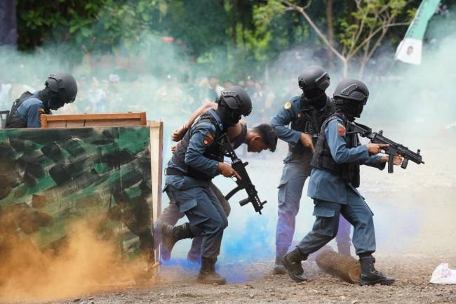 Personel Polisi Kehutanan (Polhut) menyuguhkan berbagai atraksi, Jumat ((24/1/2025). (SuarIndonesia/RW)