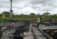 Siswi hanya bisa menatap kesedihan melihat sekolahnya, Madrasah Tsanawiyah (MTS) Byna Taqwa, Pulau Bromo Banjarmasin Selatan, terbakar, pada Minggu (26/1/2025) malam (SuarIndonesia/DO)