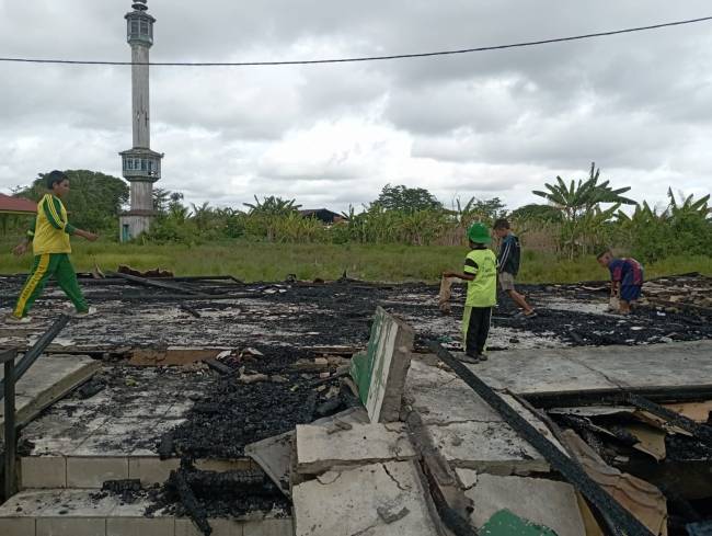 Siswi hanya bisa menatap kesedihan melihat sekolahnya, Madrasah Tsanawiyah (MTS) Byna Taqwa, Pulau Bromo Banjarmasin Selatan, terbakar, pada Minggu (26/1/2025) malam (SuarIndonesia/DO)