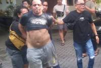 AN (27), yang sebelumnya mengamuk dan menabrak beberapa pengendara di Jalan Kuripan, Banjarmasin Timur ketika diamankan. (SuarIndonesia/ZI)