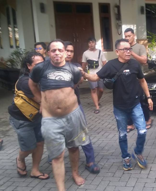 AN (27), yang sebelumnya mengamuk dan menabrak beberapa pengendara di Jalan Kuripan, Banjarmasin Timur ketika diamankan. (SuarIndonesia/ZI)