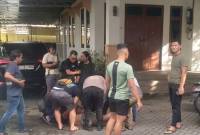 Naik sepeda motor diduga mabuk berat hingga mengambil jalur salah serta seruduk tiga mobil di Jalan Kuripan Banjarmasin, Timur, Senin (27/1/2024) (SuarIndonesia/ZI)