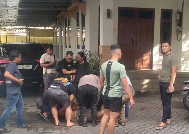 Naik sepeda motor diduga mabuk berat hingga mengambil jalur salah serta seruduk tiga mobil di Jalan Kuripan Banjarmasin, Timur, Senin (27/1/2024) (SuarIndonesia/ZI)