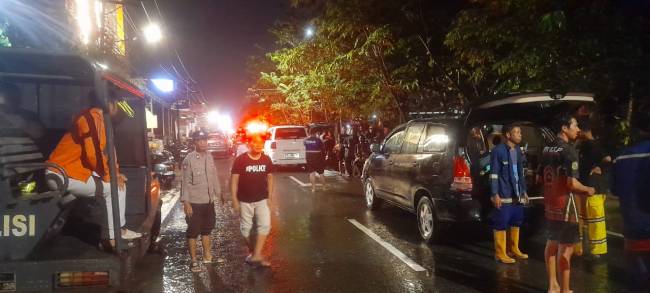 Amuk api ludeskan sebuah dalam keadaan kosong di Jalan Bandarmasih RT.27 RW.03 Banjarmasin Barat, Rabu (9/1/2025) dinihari. (SuarIndonesia/DO)