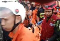 Dievakuasi Jasad Jamhuri Hasan (70), terkurung dari kobaran api yang membnaklar rumahnya bdi Jalan Perintis Kemerdekaan Gang Banda Neira RT 20 Banjarmasin Tengah, Jum'at (31/1/2025) subuh, (SuarIndonesia/DO)