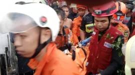 Dievakuasi Jasad Jamhuri Hasan (70), terkurung dari kobaran api yang membnaklar rumahnya bdi Jalan Perintis Kemerdekaan Gang Banda Neira RT 20 Banjarmasin Tengah, Jum'at (31/1/2025) subuh, (SuarIndonesia/DO)