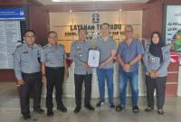 Diserahan sertifikat perpanjangan merek 'Pondok Sari Patin Bakar' oleh pihak Kantor Wilayah Kementerian Hukum (Kemenkumham) Kalimantan Selatan, Selasa (7/1/2025) (SuarIndonesia/Ist)