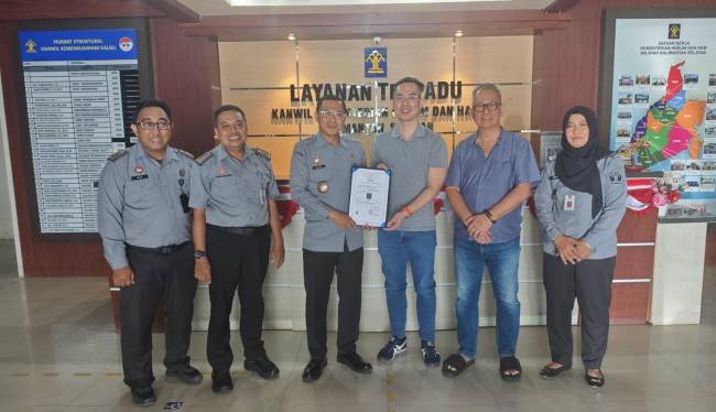 Diserahan sertifikat perpanjangan merek 'Pondok Sari Patin Bakar' oleh pihak Kantor Wilayah Kementerian Hukum (Kemenkumham) Kalimantan Selatan, Selasa (7/1/2025) (SuarIndonesia/Ist)