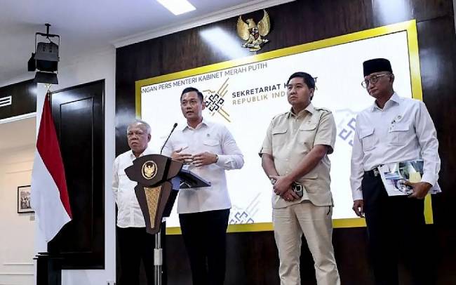 Menko Infrastuktur dan Kewilayahan Agus Harimurti Yudhoyono (kedua kiri) bersama Kepala Otorita Ibu Kota Nusantara (OIKN) Basuki Hadimuljono (kiri), Menteri Perumahan dan Kawasan Permukiman Maruarar Sirait (kedua kanan) dan Menteri PU Dody Hanggodo (kanan) memberikan keterangan pers usai mengikuti rapat terbatas terkait pembangunan IKN yang dipimpin Presiden Prabowo Subianto di Kantor Presiden, Jakarta, Selasa (21/1/2025). (ANTARA FOTO/Hafidz Mubarak)