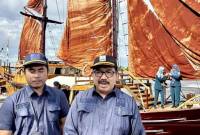 
Direktur Utama PT Ambang Barito Nusapersada (Ambapers) Zulfadli Gazali (kanan) memberikan keterangan usai meninjau kondisi KLM Pinisi Pusaka Indonesia yang baru saja tiba dari Makassar, di Pelabuhan Trisakti Banjarmasin, Kalimantan Selatan, Kamis (9/1/2025). (ANTARA/Tumpal Andani Aritonang)