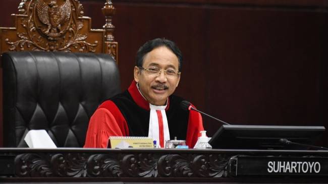 Ketua MK Suhartoyo membacakan amar Putusan Nomor 146/PUU-XXII/2024 di Ruang Sidang Pleno MK, Jakarta, Jumat (3/1/2025). (ANTARA FOTO/Aditya Pradana Putra)
