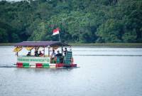 Para pengunjung menikmati panorama waduk Manggar Balikpapan dengan perahu berbahan dasar bambu. (ANTARA Foto/Aditya Nugroho)