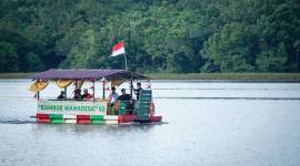 Para pengunjung menikmati panorama waduk Manggar Balikpapan dengan perahu berbahan dasar bambu. (ANTARA Foto/Aditya Nugroho)