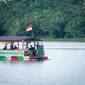 Para pengunjung menikmati panorama waduk Manggar Balikpapan dengan perahu berbahan dasar bambu. (ANTARA Foto/Aditya Nugroho)