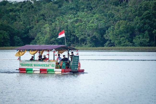 Para pengunjung menikmati panorama waduk Manggar Balikpapan dengan perahu berbahan dasar bambu. (ANTARA Foto/Aditya Nugroho)