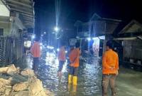 Anggota BPBD Kota Banjarmasin memantau banjir rob akibat air pasang tinggi di sejumlah titik pada 30 Desember 2024. (ANTARA/HO-BPBD Banjarmasin) 