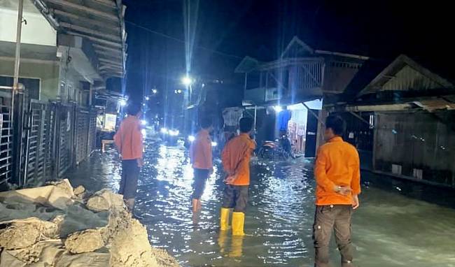 Anggota BPBD Kota Banjarmasin memantau banjir rob akibat air pasang tinggi di sejumlah titik pada 30 Desember 2024. (ANTARA/HO-BPBD Banjarmasin) 