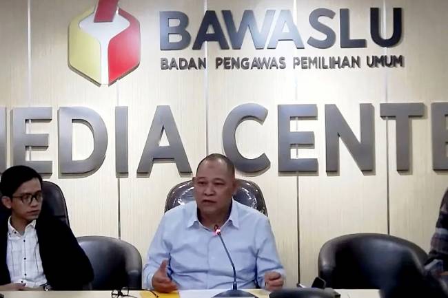 Anggota Bawaslu RI Totok Hariyono dalam diskusi publik di Media Center Bawaslu RI, Jakarta, Selasa (14/1/2015). (ANTARA/Narda MS)
