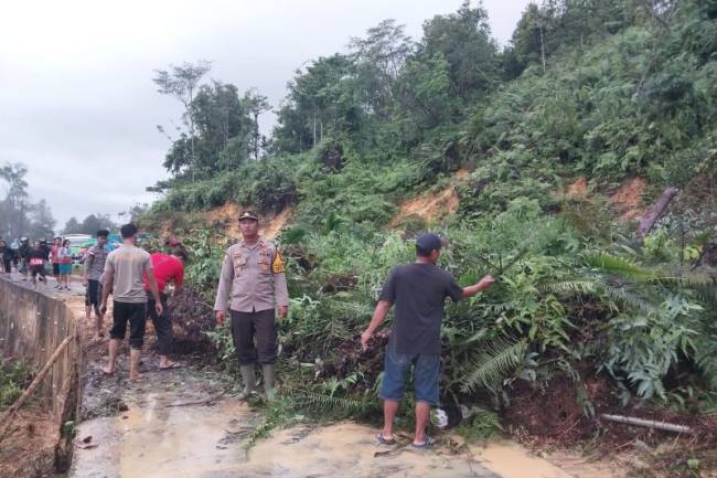 Pembersihan jalan dampak longsor di Sajingan Besar, Kabupaten Sambas, Rabu (22/1/2025) secara gotong royong melibatkan aparat Polri, TNI dan masyarakat. (ANTARA/HO-BPBD Sambas)