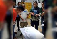 Kepala BNNP Kalteng Brigjen Pol Joko Setiono (kaos merah) didampingi Kabid Brantas Kombes Pol Ruslan Abdul Rasyid (rompi BNNP) berhasil menemukan narkoba yang dikelola seorang WBP Rutan Kelas II A Palangka Raya, Kamis (9/1/2025). (ANTARA/HO-BNNP Kalteng)